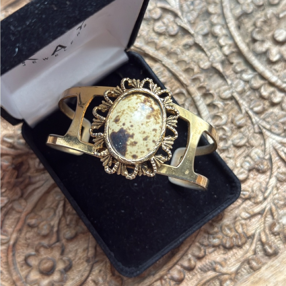 Bracelet with polished glass stone